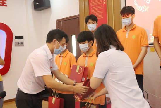 金融同业部党支部组织开展 “不忘初心、牢记使命—为复学保驾护航” 主题党日活动